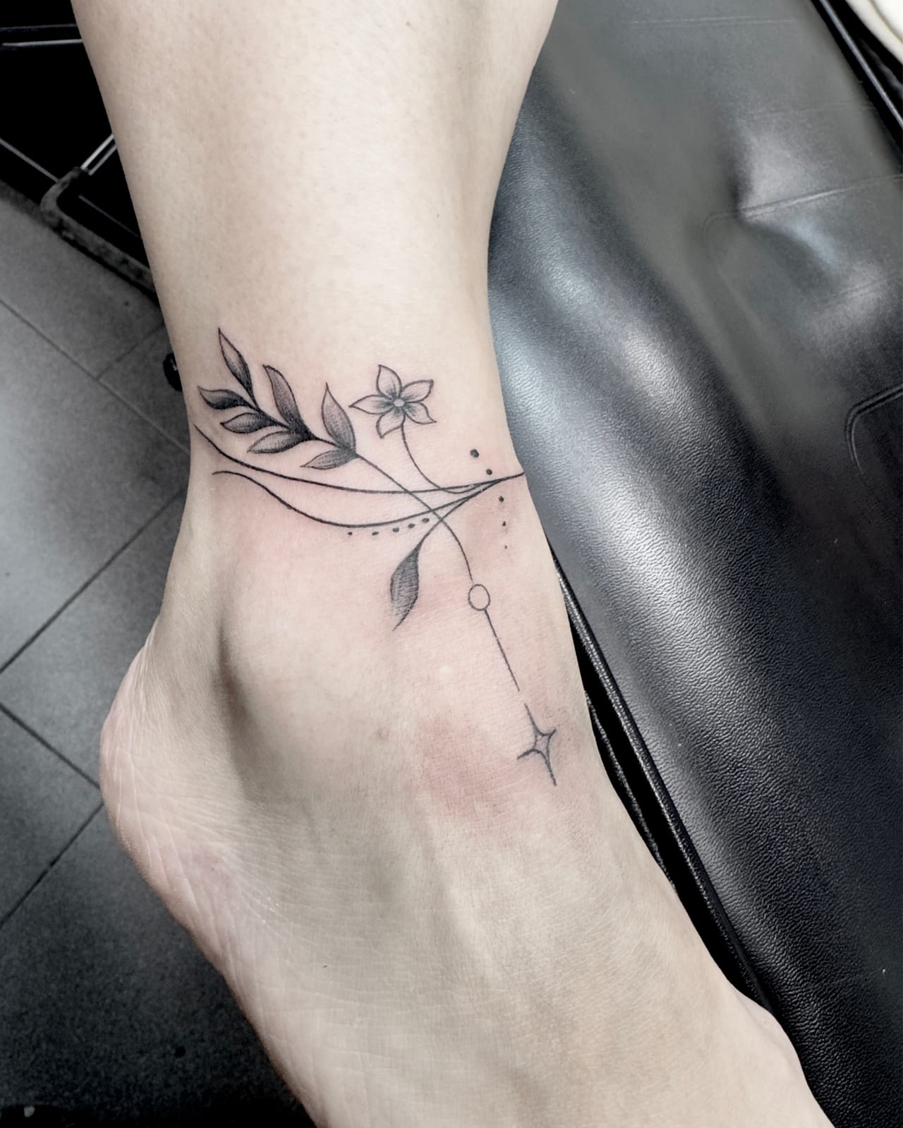 Fine line — Genesis Tattoo, Roudnice nad Labem